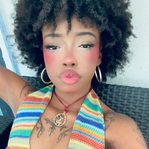 Model - VaiolettMoonUwU Submissive