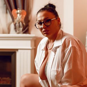 Model - NinnaDevone brunette