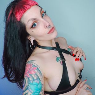 Model - Emily Doomed curvy