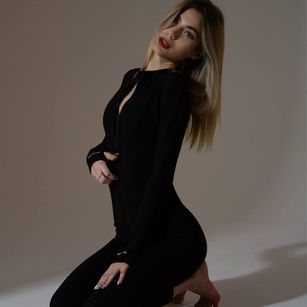 Model - Cherry dildo