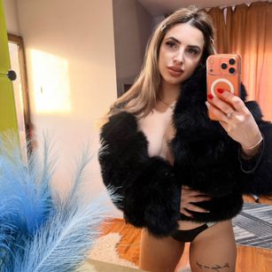 Model - LoraSinClare cei