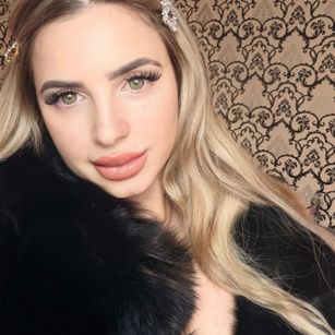 Model - LoraSinClare feet