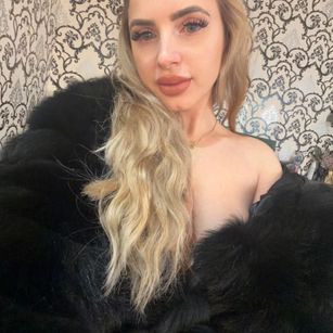 Model - LoraSinClare ass