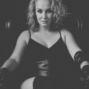 Model - MissVeena Blonde