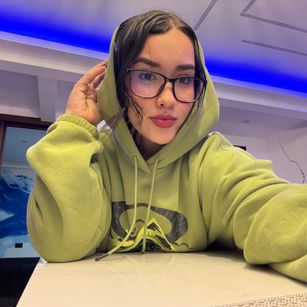 Model - Katy Elliot lips