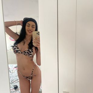 Model - Sophie squirt