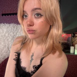 Model - Cassie Blondie heels