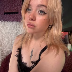 Model - Cassie Blondie fingering