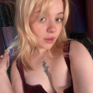 Model - Cassie Blondie fingering