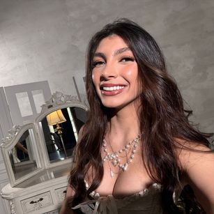 Model - Alice rows spitting