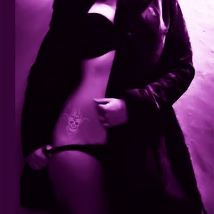 Model - Katriana Shade brunette