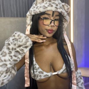 Model - AishaValcazar toys