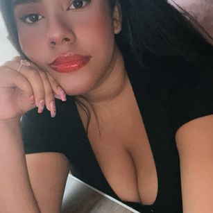 Model - Sienna Bell dildo