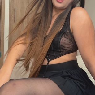 Model - Emiliegolds cei