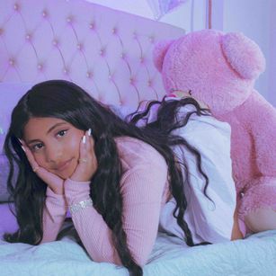 Model - Michell Vain deeptrhoat