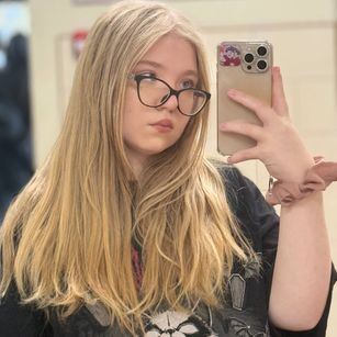 Model - Laura bigboobs