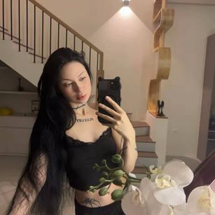 Model - Alice striptease