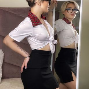Model - Megan_Lora3 feet