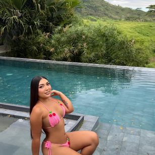 Model - SalomeHot hot