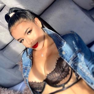 Model - Valentina Leon feet