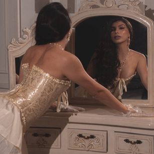 Model - Alice rows spitting