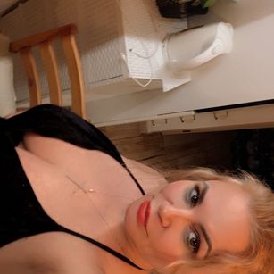 Model - Elliza bigtits