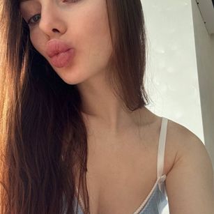 Model - Kora Bloom joi