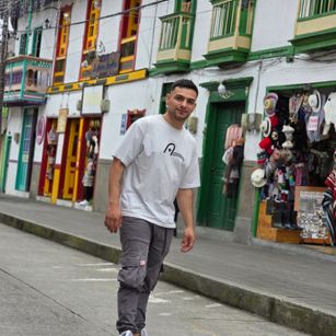 Model - Aron amp Leo toys