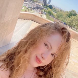 Model - SophieLittlePrincess eyecontact