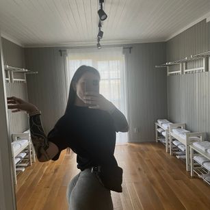 Model - MidnightBlossom footjob