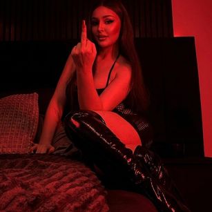 Model - wickeddenise strapon