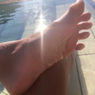 Model - SarahReea feet