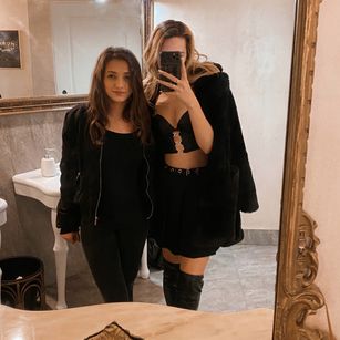 Model - Anna and Vanessa bigass