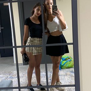 Model - Anna and Vanessa blonde