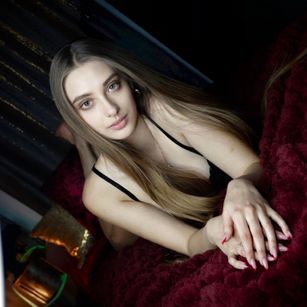 Model - AliceCutes blonde