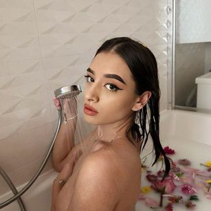Model - Lilith Capri feet