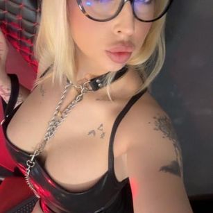 Model - OlliviaSmith dominatrix