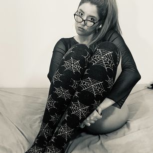Model - SolAdams bodyworship