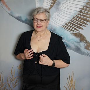 Model - Iris humiliation