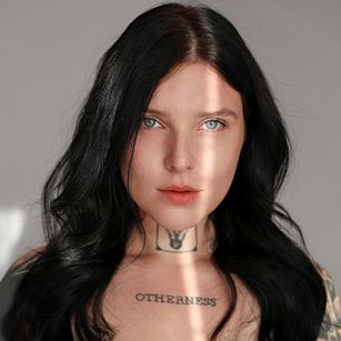 Model - Pauline Harth costum