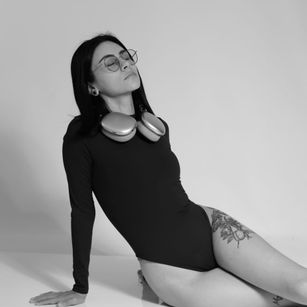 Model - Raveen Hoppe findom