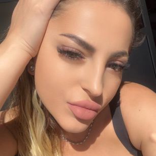 Model - Glamorous_Kay bigboobs