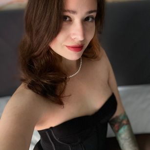 Model - Anna Skye flirty