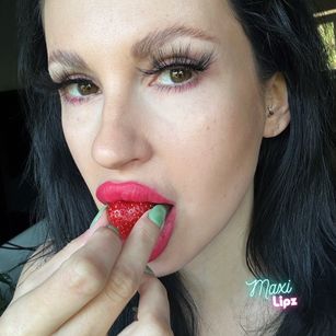 Model - Maxi Lipz joi
