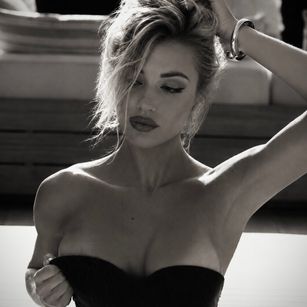 Model - Lady Alice footfetish