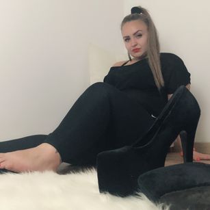 Model - Miss Amber Divine mistress