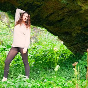 Model - BellaGoldis longlegs