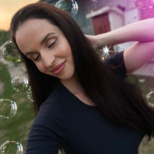Model - Snow White HUGE TITS humiliation