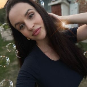 Model - Snow White HUGE TITS footfetish