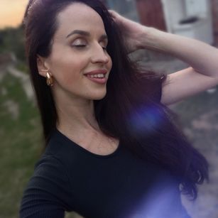 Model - Snow White HUGE TITS footfetish